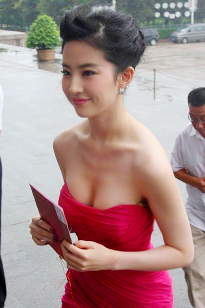 Lưu Diệc Phi - "người đẹp bước ra từ chốn tiên cảnh" cũng sở hữu vòng một rất hợp với vóc dáng mình hạc, xương mai của mình. (Ảnh: 24h) Xem thêm: Bằng chứng "tố" Angela Baby cậy nhờ dao kéo để xinh đẹp.