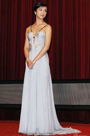 Cô vẫn tự tin diện đầm khoét chữ V gợi cảm. (Ảnh: 24h) Xem thêm: Bằng chứng "tố" Angela Baby cậy nhờ dao kéo để xinh đẹp.