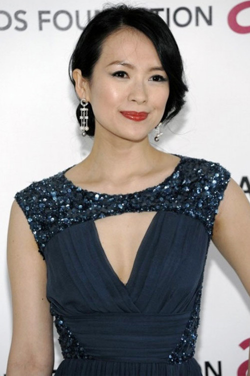 Chương Tử Di cũng là một trong số các Sao nữ "khiêm tốn" vòng một. (Ảnh: 24h) Xem thêm: Bằng chứng "tố" Angela Baby cậy nhờ dao kéo để xinh đẹp.