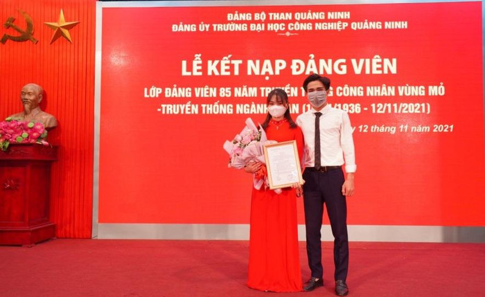 Nguyễn Thị Hồng Nhung và Đinh Đình Việt đều là những sinh viên có thành tích xuất sắc trong học tập và tích cực tham gia phong trào thi đua, hoạt động tình nguyện (Ảnh: BQN) Nguyễn Thị Hồng Nhung và Đinh Đình Việt đều là những sinh viên có thành tích xuất sắc trong học tập và tích cực tham gia phong trào thi đua, hoạt động tình nguyện (Ảnh: BQN)