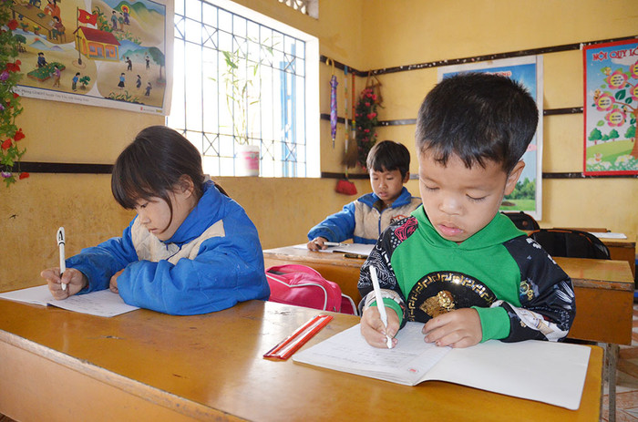 Nhờ sự quan tâm, chỉ bảo tận tình của cô giáo Lã Thị Nhung, em Vi Xuân Cảnh (bên phải) ngày càng tiến bộ (Ảnh: Lan Anh) Nhờ sự quan tâm, chỉ bảo tận tình của cô giáo Lã Thị Nhung, em Vi Xuân Cảnh (bên phải) ngày càng tiến bộ (Ảnh: Lan Anh)