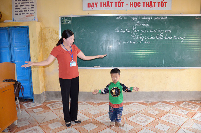 Cô giáo Lã Thị Nhung dạy môn âm nhạc cho em Vi Xuân Cảnh, học sinh lớp 3 bị khuyết tật (Ảnh: Lan Anh) Cô giáo Lã Thị Nhung dạy môn âm nhạc cho em Vi Xuân Cảnh, học sinh lớp 3 bị khuyết tật (Ảnh: Lan Anh)