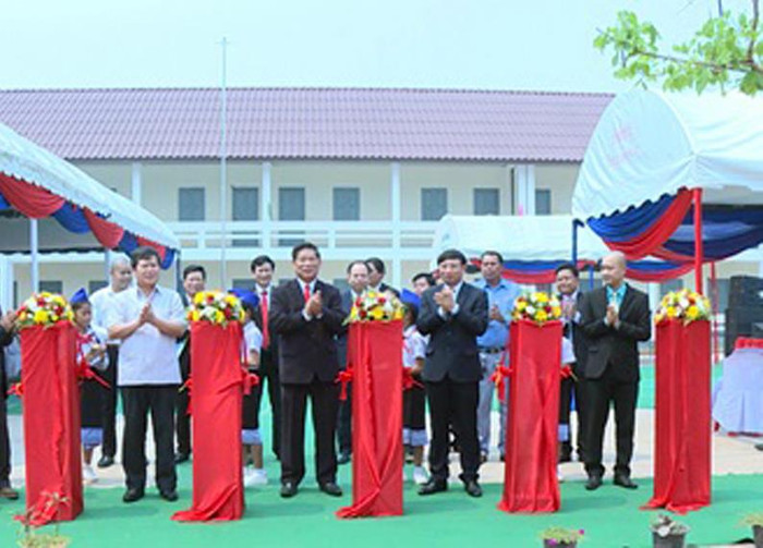 Các đại biểu cắt băng khánh thành ngôi trường do Quảng Ninh xây tặng tỉnh Luông Pha Băng (Ảnh: CTV) Các đại biểu cắt băng khánh thành ngôi trường do Quảng Ninh xây tặng tỉnh Luông Pha Băng (Ảnh: CTV)