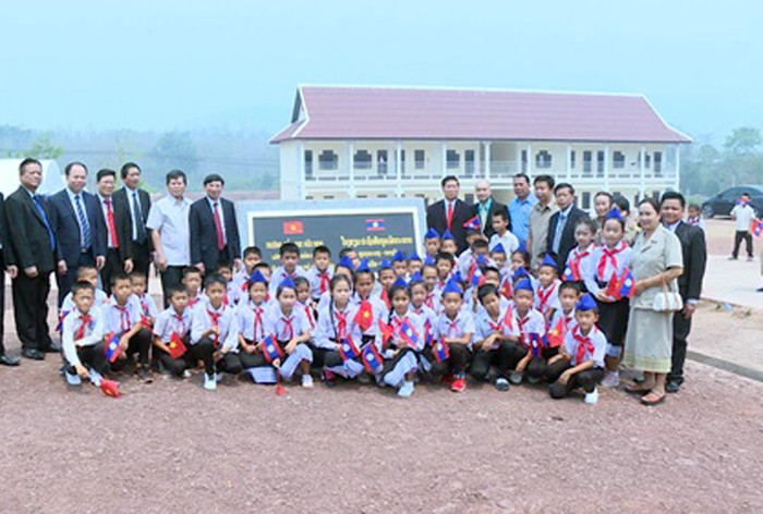 Các đại biểu chụp ảnh lưu niệm cùng thầy cô giáo và các em học sinh Trường tiểu học hữu nghị Luông Pha Băng - Quảng Ninh (Ảnh: CTV) Các đại biểu chụp ảnh lưu niệm cùng thầy cô giáo và các em học sinh Trường tiểu học hữu nghị Luông Pha Băng - Quảng Ninh (Ảnh: CTV)