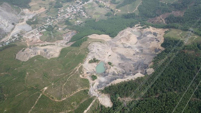 Khai thác than ngay dưới hành lang lưới điện (Ảnh: Lã Tiến) Khai thác than ngay dưới hành lang lưới điện (Ảnh: Lã Tiến)