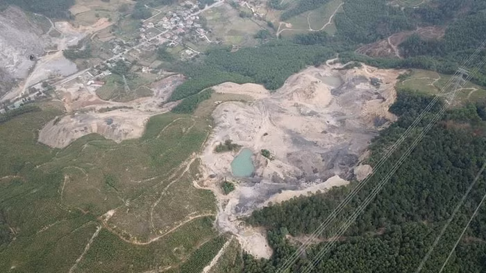 Khai thác than ngay dưới hành lang lưới điện (Ảnh: Lã Tiến) Khai thác than ngay dưới hành lang lưới điện (Ảnh: Lã Tiến)