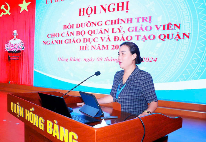 Bà Lê Thị Vân - Phó chủ tịch Thường trực Uỷ ban nhân dân quận Hồng Bàng phát biểu tại hội nghị (Ảnh: HT) hb-boi-duong-1.jpg