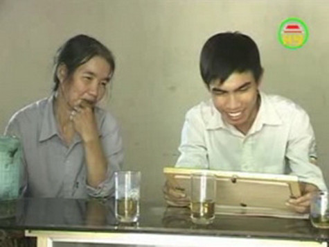 Em Phạm Văn Đích và mẹ. (Nguồn: Hungyentv.vn) Em Phạm Văn Đích và mẹ. (Nguồn: Hungyentv.vn)