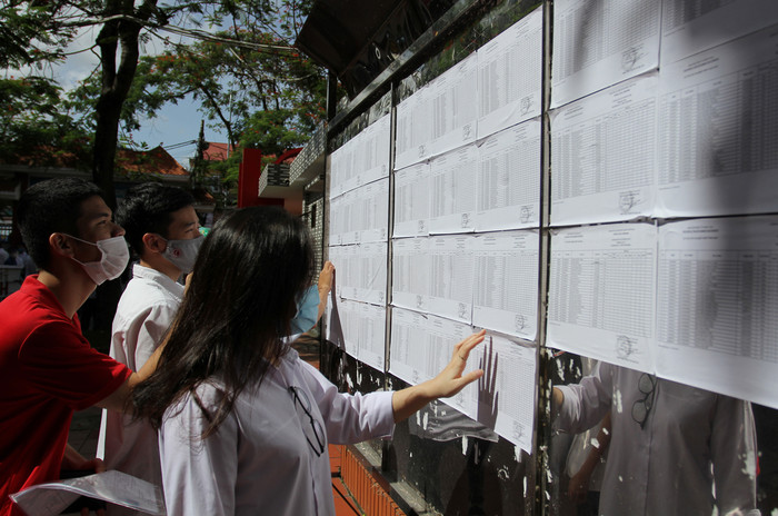 Các thí sinh xem lại số phòng thi, số báo danh (Ảnh: Lã Tiến)