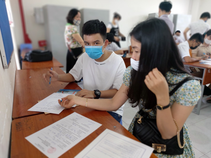 Học sinh viết thông tin vào hồ sơ nhập học tại Trường trung học phổ thông chuyên Trần Phú (Ảnh: Lã Tiến)