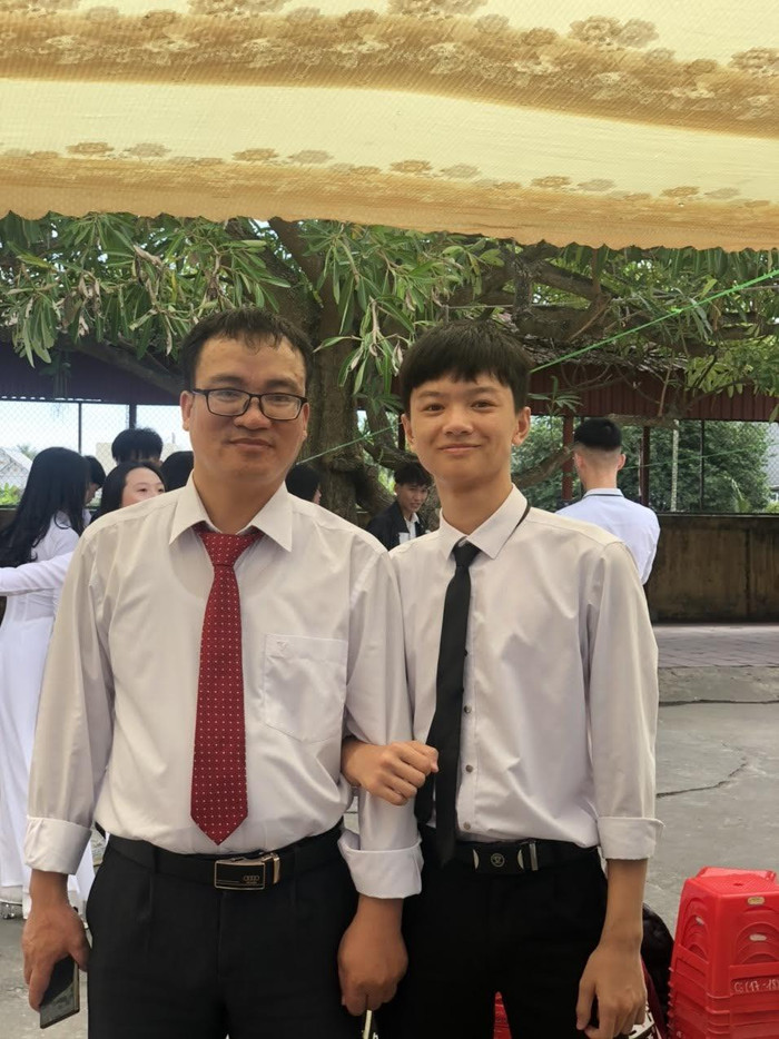 Trần Cao Sơn cùng thầy giáo chủ nhiệm cấp 3 (Ảnh: NVCC) Trần Cao Sơn cùng thầy giáo chủ nhiệm cấp 3 (Ảnh: NVCC)