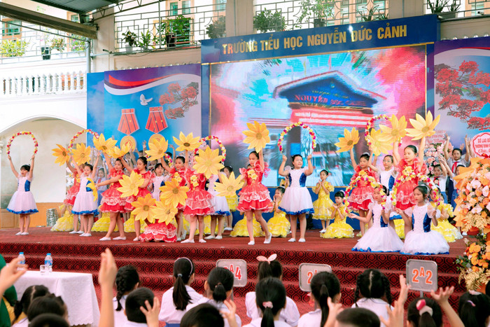 Các tiết mục văn nghệ tại lễ kỷ niệm (Ảnh: NC) Các tiết mục văn nghệ tại lễ kỷ niệm (Ảnh: NC)