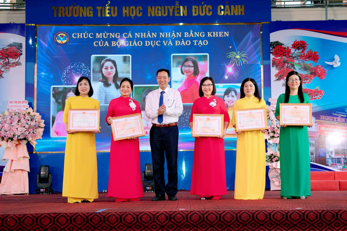 Ông Phạm Quốc Hiệu - Phó giám đốc Sở Giáo dục và Đào tạo Hải Phòng trao bằng khen của Bộ Giáo dục và Đào tạo tặng tập thể và 5 cá nhân (Ảnh: NC) Ông Phạm Quốc Hiệu - Phó giám đốc Sở Giáo dục và Đào tạo Hải Phòng trao bằng khen của Bộ Giáo dục và Đào tạo tặng tập thể và 5 cá nhân (Ảnh: NC)