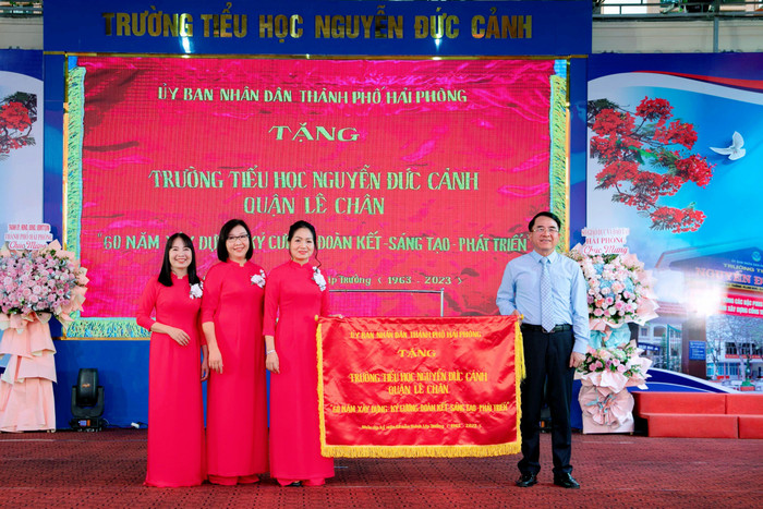 Ông Lê Khắc Nam – Phó chủ tịch Uỷ ban nhân dân thành phố Hải Phòng trao bức trướng của thành phố tặng nhà trường (Ảnh: NC) Ông Lê Khắc Nam – Phó chủ tịch Uỷ ban nhân dân thành phố Hải Phòng trao bức trướng của thành phố tặng nhà trường (Ảnh: NC)