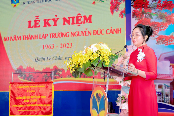 Nhà giáo Phạm Thị Ngà – Hiệu trưởng Trường Tiểu học Nguyễn Đức Cảnh đọc diễn văn kỷ niệm (Ảnh: NC) Nhà giáo Phạm Thị Ngà – Hiệu trưởng Trường Tiểu học Nguyễn Đức Cảnh đọc diễn văn kỷ niệm (Ảnh: NC)