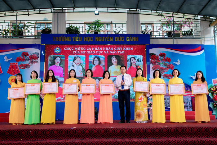 Ông Phạm Quốc Hiệu - Phó giám đốc Sở Giáo dục và Đào tạo Hải Phòng trao giấy khen của Sở Giáo dục và Đào tạo tặng 10 giáo viên (Ảnh: NC) Ông Phạm Quốc Hiệu - Phó giám đốc Sở Giáo dục và Đào tạo Hải Phòng trao giấy khen của Sở Giáo dục và Đào tạo tặng 10 giáo viên (Ảnh: NC)