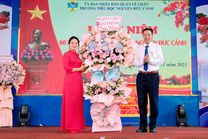 Ông Phạm Quốc Hiệu - Phó giám đốc Sở Giáo dục và Đào tạo Hải Phòng thay mặt lãnh đạo Sở tặng hoa chúc mừng nhà trường (Ảnh: NC) Ông Phạm Quốc Hiệu - Phó giám đốc Sở Giáo dục và Đào tạo Hải Phòng thay mặt lãnh đạo Sở tặng hoa chúc mừng nhà trường (Ảnh: NC)