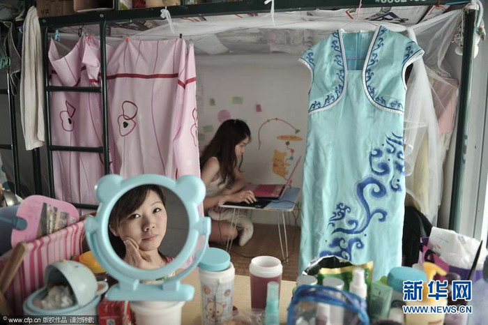 Các nữ sinh sau giờ tập luyện vất vả.