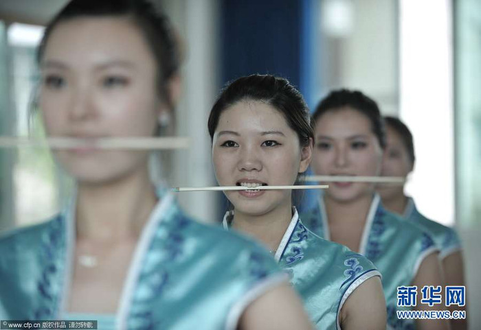 Những nữ sinh này phải tập cách cười bằng cách dùng răng cắn một đôi đũa, tập tư thế ngồi thẳng lưng… mỗi tuần phải bỏ ra 3 giờ đồng hồ để tập luyện.