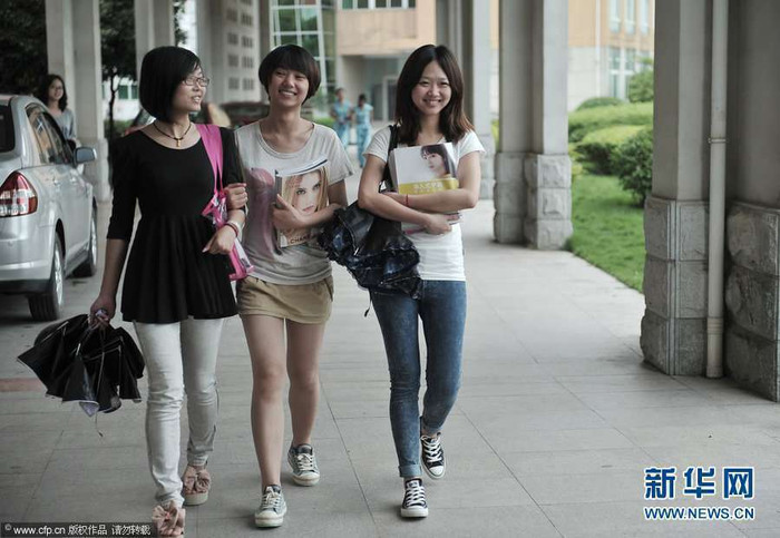 Các nữ sinh sau giờ tập luyện vất vả.