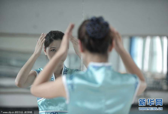 Việc tập vất vả đến nỗi mỗi khi trở về nhà nhiều người còn quên không tẩy trang, miệng đau đến nỗi nhai cơm cũng khó do phải dùng răng cắn đũa cho việc tập cười.