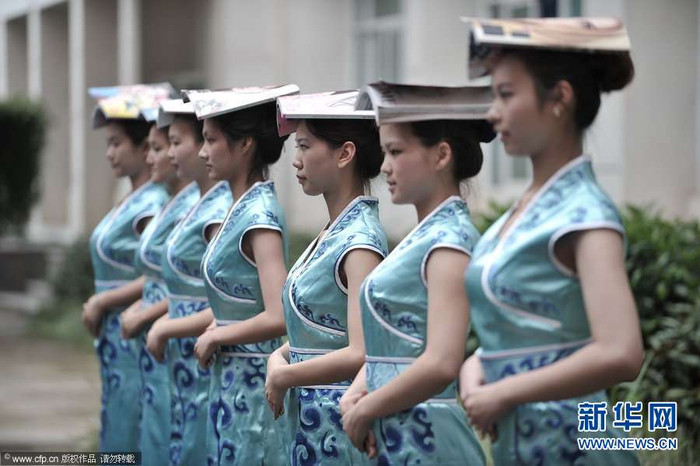 Giữ tư thể thẳng lưng và mặt nhìn thẳng bằng cách đội một quyển sách trên đầu và giữ thăng bằng,