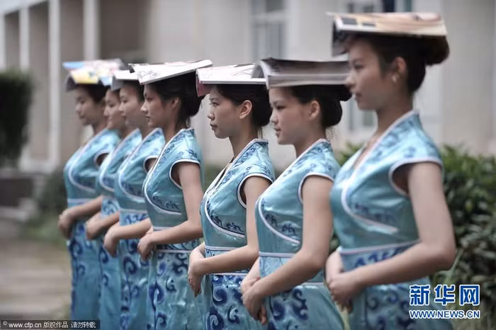 Giữ tư thể thẳng lưng và mặt nhìn thẳng bằng cách đội một quyển sách trên đầu và giữ thăng bằng,