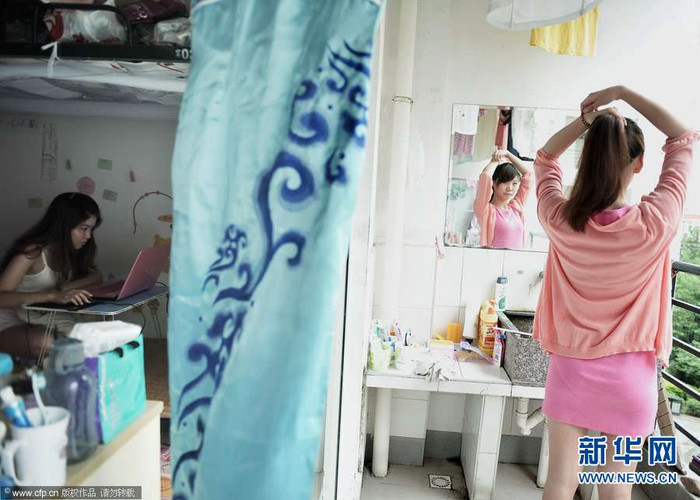 Các nữ sinh sau giờ tập luyện vất vả.