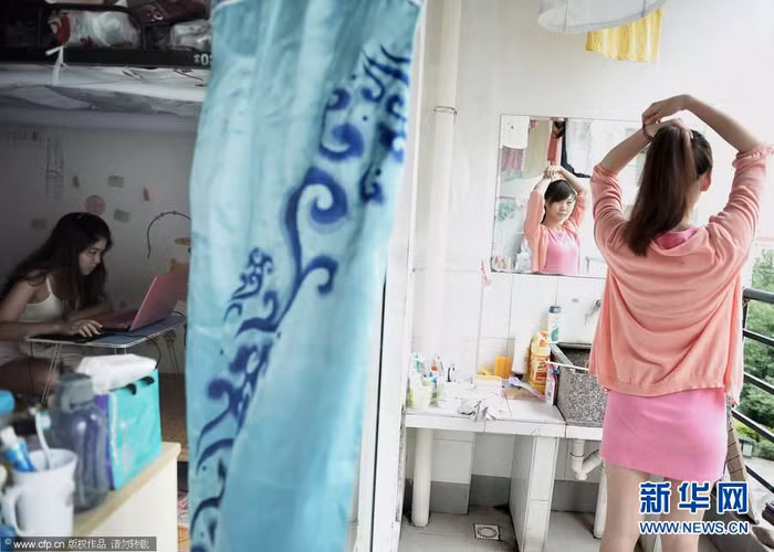 Các nữ sinh sau giờ tập luyện vất vả.