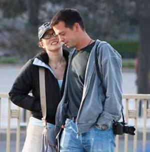 Người đàn bà đã qua tuổi 40 vẫn rạng ngời, hạnh phúc như một thiếu nữ đôi mươi. Người đàn bà đã qua tuổi 40 vẫn rạng ngời, hạnh phúc như một thiếu nữ đôi mươi.