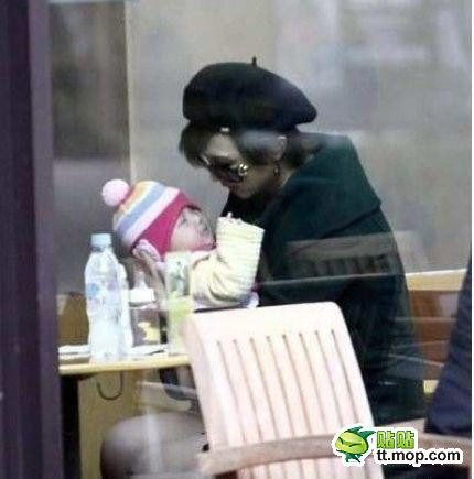 Nữ ca sĩ A Đóa cho con bú… bình khi cô hai mẹ con đang ngồi dưới hầm để xe của một khu mua sắm cao cấp ở Bắc Kinh. Có lẽ bức hình này do có người đi cùng chụp chứ không phải do ai đó vô tình chụp được khoảnh khắc này của hai mẹ con nữ ca sĩ này.