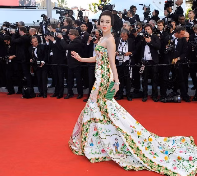 Phạm Băng Băng rực rỡ với trang phục gốm sứ Trung Hoa tại thảm đỏ LHP Cannes 65. Với bộ trang phục búp bê sứ Trung Hoa lần này mà Phạm Băng Băng mang đến tại LHP Cannes đã làm các quan khách cũng như giới nhiếp ảnh mãn nhãn với sự xuất hiện của người đẹp họ Phạm. Phạm Băng Băng rực rỡ với trang phục gốm sứ Trung Hoa tại thảm đỏ LHP Cannes 65. Với bộ trang phục búp bê sứ Trung Hoa lần này mà Phạm Băng Băng mang đến tại LHP Cannes đã làm các quan khách cũng như giới nhiếp ảnh mãn nhãn với sự xuất hiện của người đẹp họ Phạm.