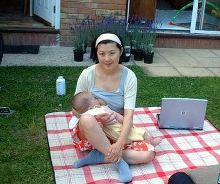 MC nổi tiếng của đài CCTV Khương Phong từng để tấm hình cô đang cho con bú trên blog cá nhân của mình.