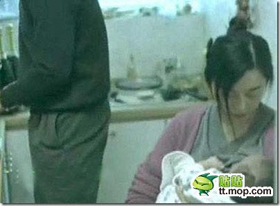 Phạm Băng Băng cho con bú. Tất nhiên đây là một cảnh trong phim “Quả Táo” khi người đẹp lắm chiêu họ Phạm lần đầu vào vai một bà mẹ trẻ. Để vào vai một bà mẹ có con nhỏ mới lọt lòng, Phạm Băng Băng phải học cách vệ sinh cho em bé, cho bé bú thế nào, ru bé ngủ… Qua tấm hình này cũng có thể nhận thấy, Phạm Băng Băng cũng sẽ trở thành một bà mẹ đảm đang sau này.