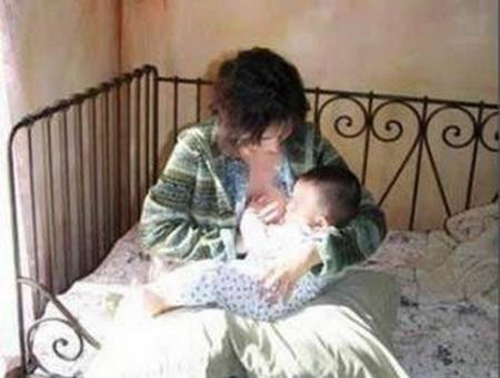 Nữ diễn viên Hà Siêu Nghi trong bộ phim có kinh phí khổng lồ “Tha hương” của Hồng Kông cũng được thử thách với cảnh quay cho con bú, nhận được nhiều lời khen ngợi và bản thân Hà Siêu Nghi cũng cho biết cô cũng cảm nhận được tình cảm mẫu tử mặc dù còn lâu người đẹp mới nghĩ tới chuyện đó ngoài đời thực.