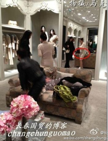 Củng Lợi bị bắt gặp đi mua đồ trong một hiệu thời trang ở Paris với bụng bầu lộ rõ rệt.