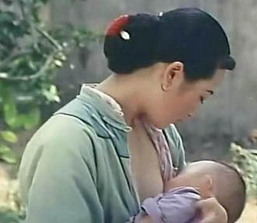 Một cảnh trong bộ phim “Điên” của nữ diễn viên Hứa Tình từng bị cấm công chiếu trong hơn 12 năm. Khán giả hâm mộ phim võ hiệp Kim Dung hẳn còn ấn tượng với mỹ nhân Nhậm Doanh Doanh do Hứa Tình thủ vai ngày nào đã để lại dấu ấn với tên tuổi của cô.