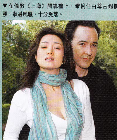 Củng Lợi và viên "phi công" quốc tịch Pháp hạnh phúc tay trong tay. Củng Lợi và viên "phi công" quốc tịch Pháp hạnh phúc tay trong tay.