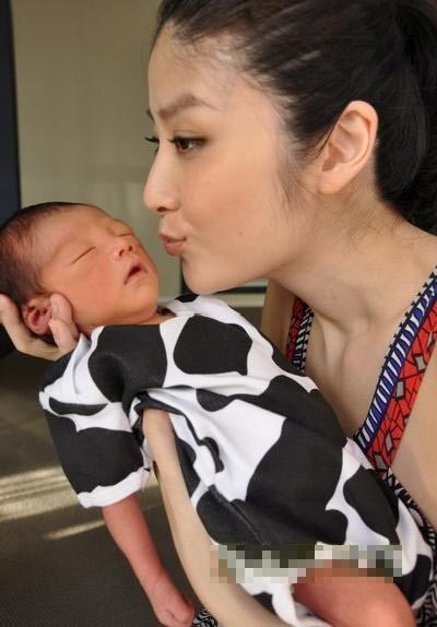 Trần Tuệ Lâm và cậu con đầu, người đẹp từng thổ lộ về việc nuôi con bằng sữa khi thấy vú căng sữa, cảm giác căng cứng, khó chịu, người đẹp sẽ cho chồng hút hết để giảm cảm giác căng tức nơi bầu ngực. Trần Tuệ Lâm cũng chú ý dành những giọt sữa đầu cho con vì coi sữa đầu quý không kém vàng.