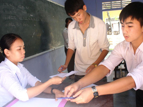 Thí sinh làm thủ tục dự thi vào ĐH Huế tại kỳ thi tuyển sinh ĐH-CĐ năm 2011. Ảnh: Quang Tám