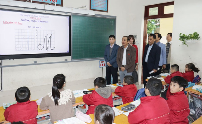 Ông Lã Thanh Tân, Phó Trưởng đoàn chuyên trách Đoàn đại biểu Quốc hội thành phố Hải Phòng kiểm tra tại quận Lê Chân (Ảnh: LT)