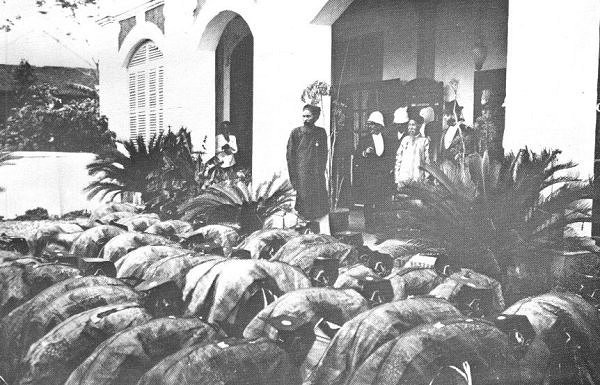 Các tân khoa bái ông Tổng đốc Nam Định, 1897.