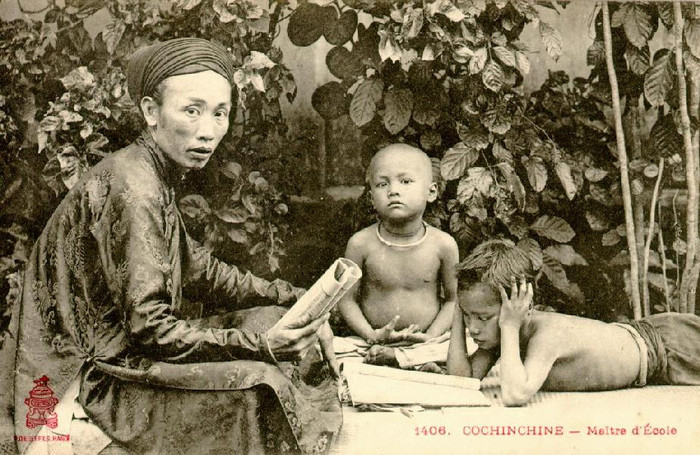 Thầy đồ và học trò. Dưới triều Nguyễn, cứ 3 năm thì triều đình lại mở khóa thi Hương ở các tỉnh lớn, ai dự thi cũng được, thí sinh trúng tuyển thì được gọi là Cử-Nhân (người được địa phương tiến cử với triều đình). Năm sau thì các Cử-Nhân vào Kinh để thi Hội và thi Ðình. Ai đậu khóa thi Hội thì được gọi là Thám Hoa, đậu khóa thi Ðình thì được gọi là Tiến-Sĩ (người có tầm học uyên bác).