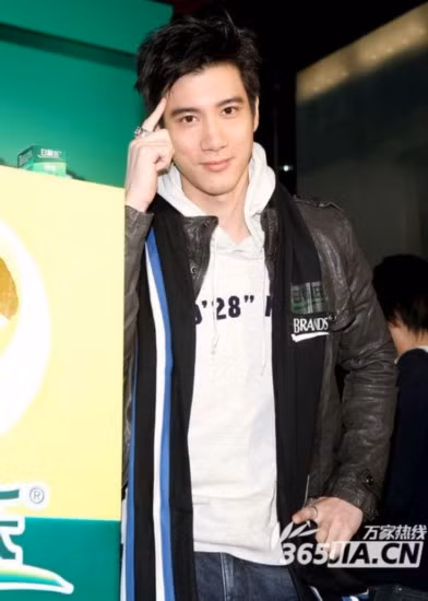 Nam ca sĩ Vương Lực Hoành, tốt nghiệp loại ưu, xếp vị trí thứ nhất tại trường William College và đạt bằng kép tại Học viện Âm nhạc Berklee, nằm trong danh sách 100 gương mặt ưu tú của trường. Ngoài ra nam ca sĩ đa tài này còn tự sáng tác, hòa âm phối khí cũng như có thể chơi thuần thục 10 loại nhạc cụ gồm violin, piano, trống, sáo… Ảnh 365Jia.