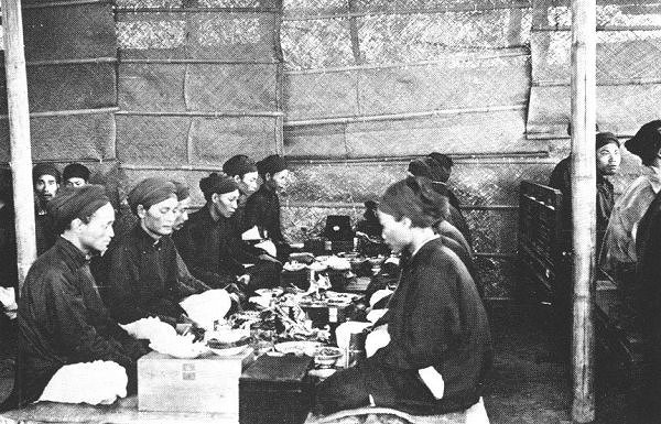 Quan Tổng đốc Nam Định thay mặt nhà Vua thết đãi yến tiếc cho các tân khoa đỗ đạt.