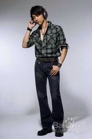 Nam ca sĩ Đào Triết quê gốc Thượng Hải nhưng được sinh ra ở Hồng Kông, anh định cư ở Los Angeles và tốt nghiệp Đại học California. Ảnh. Baidu.