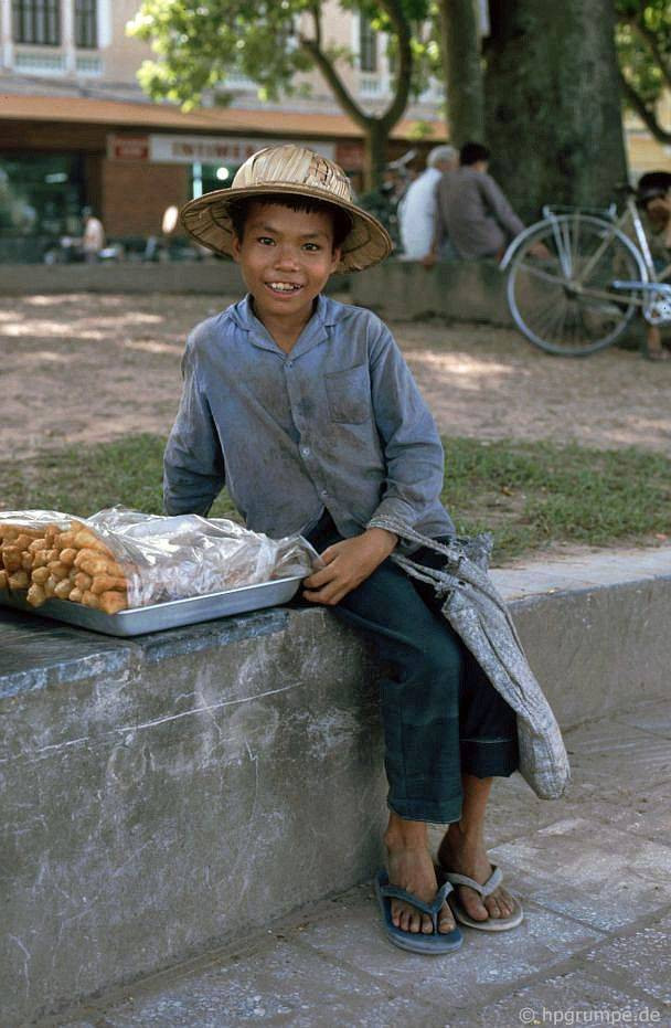 Một cậu bé bán bánh cạnh Hồ Hoàn Kiếm, 1991.