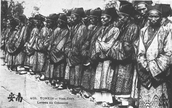 Các tân khoa, trạng nguyên, thám hoa, tiến sĩ xúng xính áo, mão, hia do vua ban.