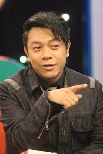 Nam MC nổi tiếng Đài Loan Thái Khang Vĩnh là bạn học của nữ diễn viên Hầu Bội Linh ở Đại học California, chỉ khác là anh tốt nghiệp khoa sản xuất truyền hình điện ảnh.