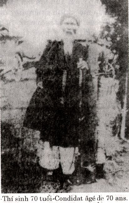 Một thí sinh 70 tuổi vẫn tích cực đi thi.